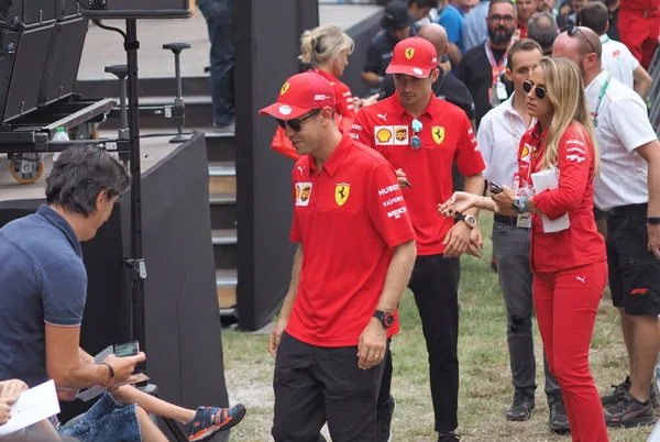 Conductor Sebastien Vettel Uno Sus Fans Givings Autógrafo Monza Paddock — Foto de Stock