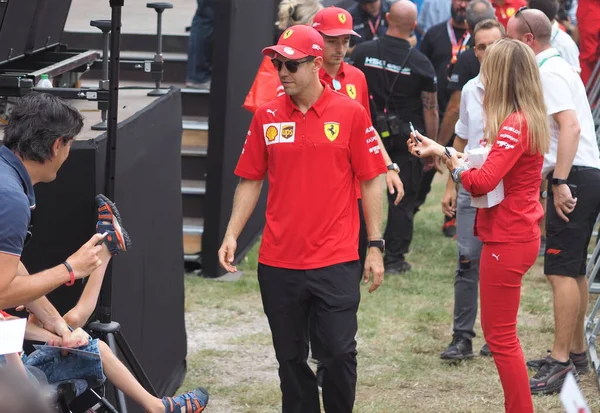 Conductor Sebastien Vettel Uno Sus Fans Givings Autógrafo Monza Paddock — Foto de Stock