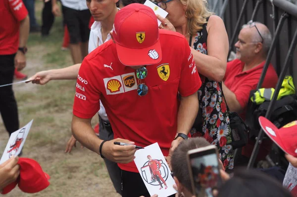 Conducteur Charles Leclerc Est Parmi Ses Fans Cadeaux Autographe Dans — Photo