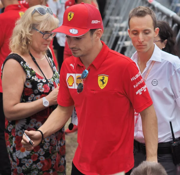 Piloto Charles Leclerc Está Entre Sus Fans Dando Autógrafos Paddock — Foto de Stock