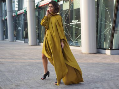 Moda blogcusu Nour Arida sokak tarzı kıyafet Milan moda haftasında Alberta Ferretti defilesinden önce sonbahar / kış 2019 / 2020