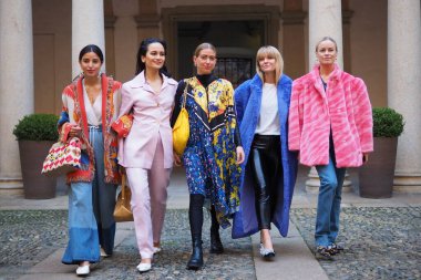 Milano moda haftası / Kış 2020 'de Vivetta defilesinden sonra farklı kıyafetlerle poz veren beş moda blogcusu.