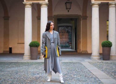 Moda blogcusu Erika Boldrin, Milan moda haftasında Vivetta defilesinden sonra 2020 kışında fotoğrafçılara poz veriyor.