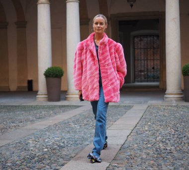 Moda blogcusu Thora Valdimars, Vivetta defilesinden sonra poz veriyor Milan moda haftası sonbahar / kış 2020