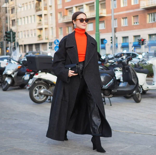 Módní Blogger Street Style Outfit Před Alberta Ferretti Módní Přehlídka — Stock fotografie