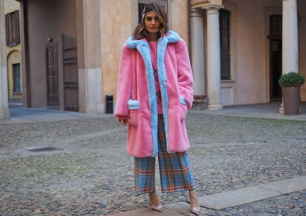 ファッションブロガーロミナ ミラノのファッションウィーク中にヴィヴェッタのファッションショーの後の写真家のための紹介秋 冬2020 — ストック写真