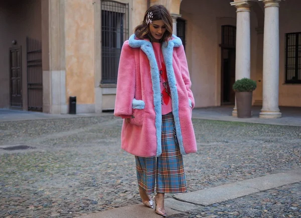 ファッションブロガーロミナ ミラノのファッションウィーク中にヴィヴェッタのファッションショーの後の写真家のための紹介秋 冬2020 — ストック写真