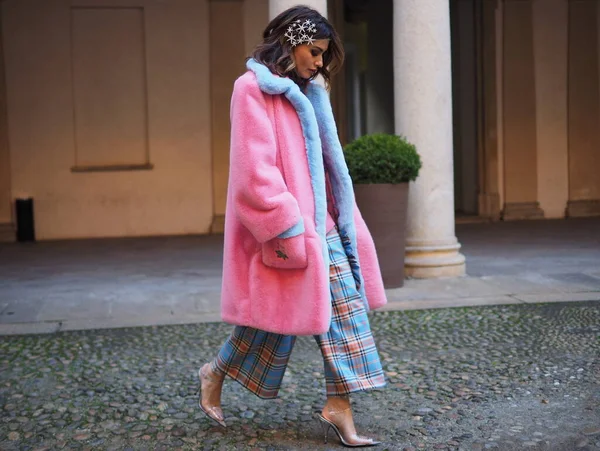 Romina Introini, Vivetta defilesinden sonra Milan moda haftası / Kış 2020 'de fotoğrafçılara poz veriyor.