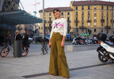 Carlotta Rubaltelli sokak tarzı kıyafet önce Alberta Ferretti moda gösterisi Milan moda haftası sonbahar / kış 