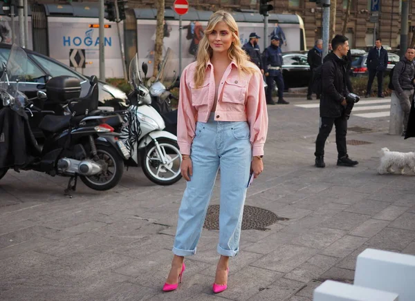 ミラノのファッションウィーク中にアルバータ州フェレッティファッションショーの前にバレンティーナ フェラーニストリートスタイルの衣装 — ストック写真