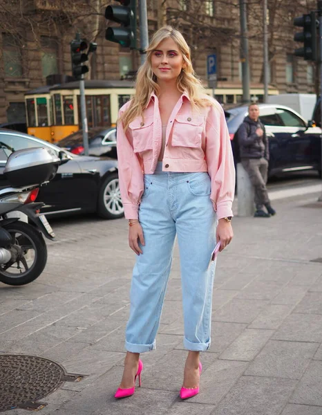 Valentina Ferragni sokak tarzı kıyafet. Milan moda haftası boyunca Alberta Ferretti moda defilesinden önce. Sonbahar / kış. 