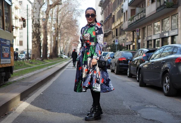 ミラノのファッションウィーク中のドルチェ ガッバーナファッションショーの後のファッションブロガーストリートスタイルの服秋 冬2019 2020 — ストック写真