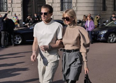 Carlo Sestini e Xenia Van der Woodsen sokak tarzı kıyafetler Salvatore Ferragamo defilesinden önce MFW 2020 'de