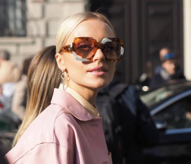 2020 Milano moda haftasında Salvatore Ferragamo defilesinden önce moda blogcusu sokak tarzı kıyafet