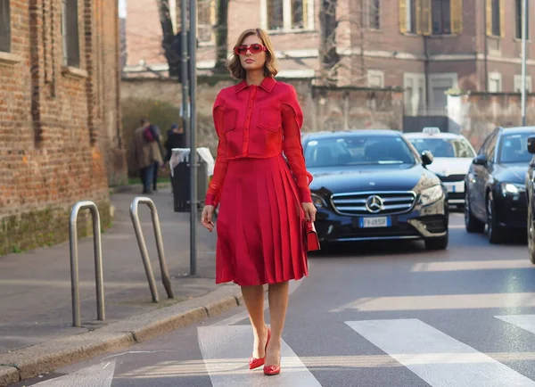 在2020年米兰时装周期间 时尚博主Salvatore Ferragamo时装秀前的街道风格服装 — 图库照片