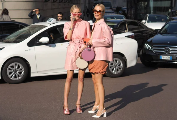 Leonie Hanne ve arkadaş blogger sokak tarzı giysileri MFW 2020 'de Salvatore Ferragamo' dan önce