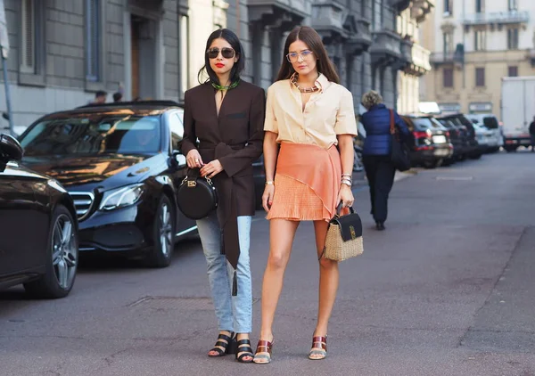  Milan moda haftası 2020 'de Salvatore Ferragamo defilesinden önce moda blogcuları sokak tarzı kıyafetler.