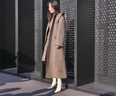 Gucci moda defilesinden önce moda blogcusu sokak tarzı kıyafet Milano moda haftası bahar / yaz 2020