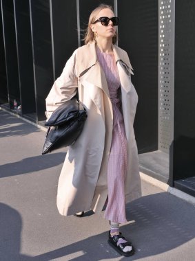 Gucci moda defilesinden önce moda blogcusu sokak tarzı kıyafet Milano moda haftası bahar / yaz 2020
