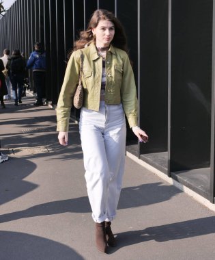 Gucci moda defilesinden önce moda blogcusu sokak tarzı kıyafet Milano moda haftası bahar / yaz 2020