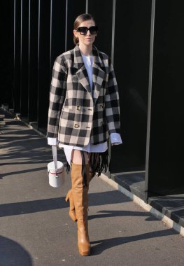 Gucci moda defilesinden önce moda blogcusu sokak tarzı kıyafet Milan moda haftası / yaz 2020