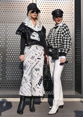 Gucci moda defilesinden önce moda blogcuları sokak stili kıyafetler Milan moda haftası / yaz 2020