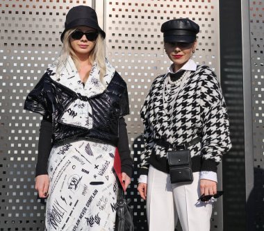 Gucci moda defilesinden önce moda blogcuları sokak stili kıyafetler Milan moda haftası / yaz 2020