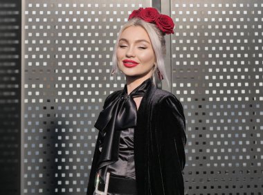 Gucci moda defilesinden önce Milan moda haftası 2020 'de blogger sokak tarzı kıyafet