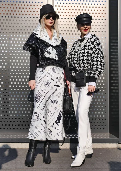 Módní Bloggeři Street Style Oblečení Před Módní Přehlídkou Gucci Během — Stock fotografie