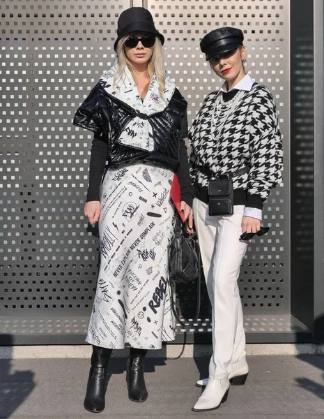 Fashion Bloggers Street Style Outfits Πριν Την Επίδειξη Μόδας Gucci — Φωτογραφία Αρχείου