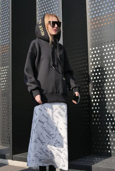 Modebloggerin Streetstyle Outfit Vor Gucci Modenschau Während Der Mailänder Modewoche — Stockfoto