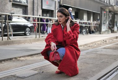 Top model Sara Rossetto Dolce & Gabbana defilesinden önce 2020 baharında Milano moda haftasında fotoğrafçılara poz veriyor.