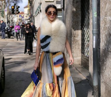 Dolce & Gabbana moda defilesinden önceki fotoğrafçılara poz veren moda blogcusu Milano moda haftası 2020 baharında