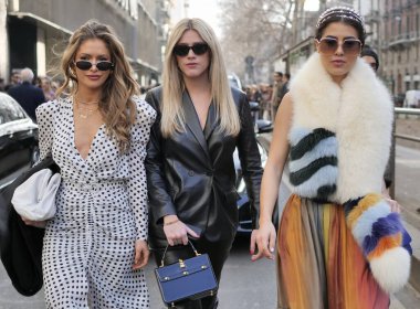 Dolce & Gabbana defilesinden sonra 2020 baharında Milano moda haftasında fotoğrafçılara poz veren moda blogcuları.