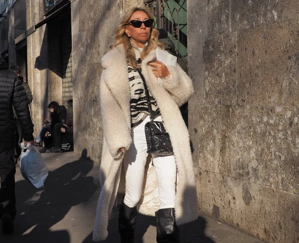 Módní Blogger Street Style Outfit Před Módní Přehlídkou Dolce Gabbana — Stock fotografie
