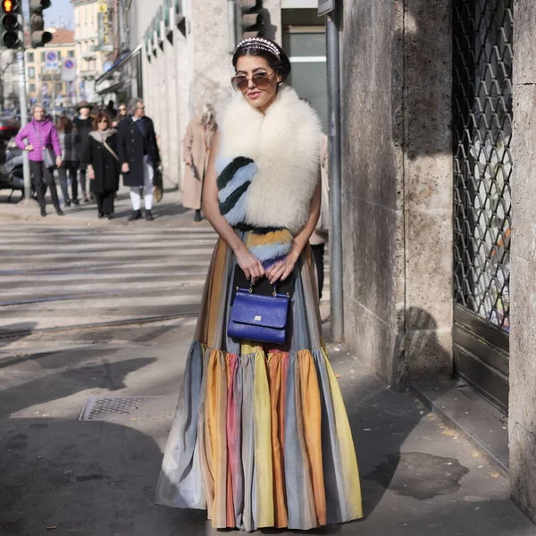 Fashion Blogger Pozowanie Dla Fotografów Przed Pokazem Mody Dolce Gabbana — Zdjęcie stockowe