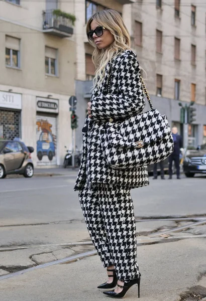 Moda blogcusu Erika Pelosini Dolce & Gabbana moda defilesinden önce 2020 baharında fotoğrafçılara poz veriyor.