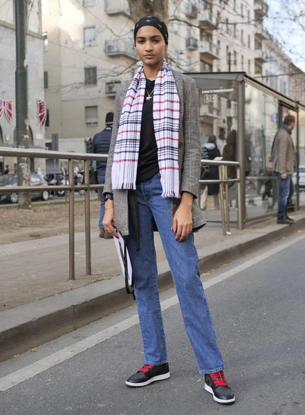 Modebloggerin Posiert Vor Der Modenschau Von Dolce Gabbana Während Der — Stockfoto