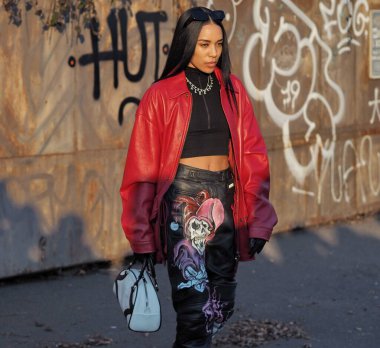 Milan moda haftası boyunca Prada defilesinden önce moda blogcusu sokak tarzı kıyafet