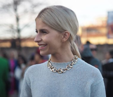 Caroline Daur sokak tarzı kıyafet Prada defilesinden önce Milan moda haftası / Yaz