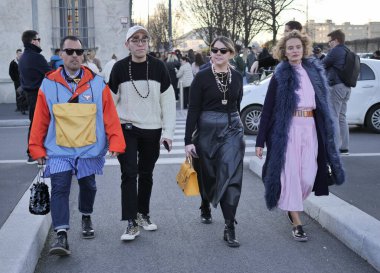 Moda blogcuları Prada defilesinden sonra sokak tarzı kıyafetler Milan moda haftası kadını 2020