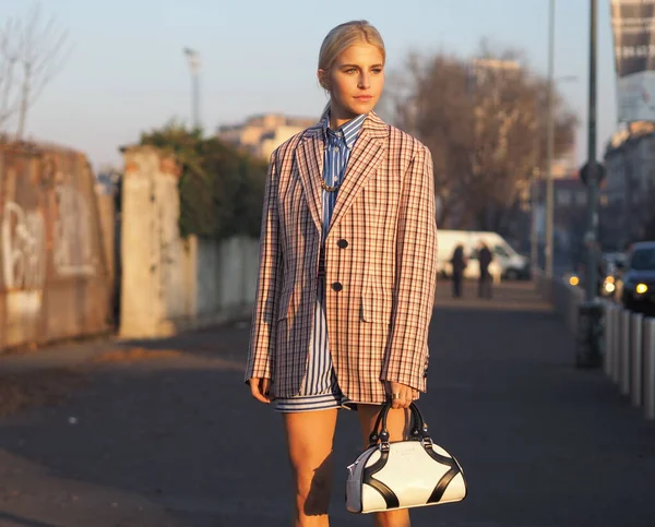 Caroline Daur sokak tarzı kıyafet Prada defilesinden önce Milan moda haftası / Yaz