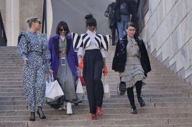 Moda blogcuları ve modelleri Milano Moda Haftası 2020 / 2021 'deki Ultrchic moda şovundan önce ve sonra sokak stili kıyafetleri.