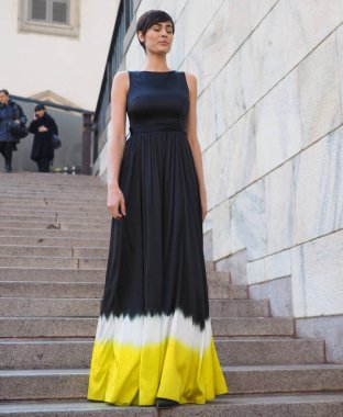 2020 / 2021 Milano Moda Haftası 'ndaki Ultrchic defilesinden sonra eski İtalyan Alice Sabatini sokak tarzı kıyafet.