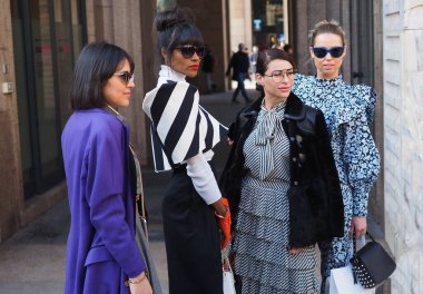 Moda blogcuları ve modelleri Milano Moda Haftası 2020 / 2021 'deki Ultrchic moda şovundan önce ve sonra sokak stili kıyafetleri.