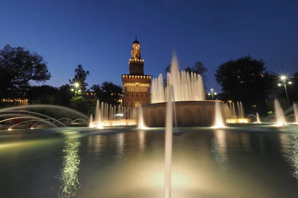 Milan, İtalya: Sforza kalesinin önündeki kale meydanında çeşme.