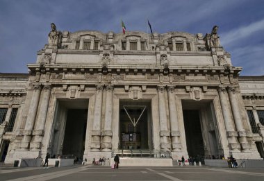 Milan merkez tren istasyonu binası (Stazione Centrale) İtalya 'nın Milano kentindeki girişin tarihi ön cephesi.