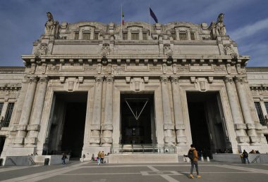 Milan merkez tren istasyonu binası (Stazione Centrale) İtalya 'nın Milano kentindeki girişin tarihi ön cephesi.