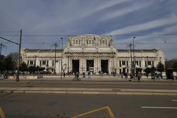 Budynek Głównego Dworca Kolejowego Mediolanie Stazione Centrale Zabytkowa Fasada Wejścia — Zdjęcie stockowe
