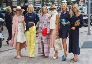 Milano moda haftası / Yaz 2020 'de Sportmax defilesinden önce moda blogcuları sokak tarzı kıyafetler